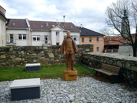 Zatím jediná socha Petra Voka u nás byla odhalena 17. září roku 2011 v mé rodné Soběslavi - keramická plastika v nadživotní velikosti je dílem sochaře Václava Hrůzy