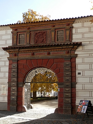 Brána do třeboňského zámku s nápisem "Petr Wok Ursin poslední Wladař domu rozemberského Léta Páně od narození Syna Božího MDCVII"