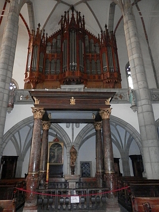 Torzo mauzolea, jehož autorem byl sochař Jiří Bendl