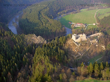 ... a další letecký snímek, zachycující v širším záběru hrad nad výrazným ohybem řeky Vltavy