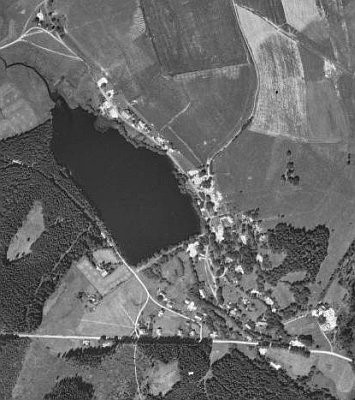 Rodná Branka u Tachova na leteckých snímcích z roku 1958 a 2008 - snímky již nestačily zachytit těsně poválečný stav místa, ale svědčí o tom, že místo u Olšovského rybníka žije