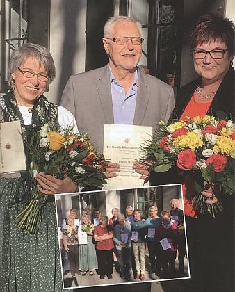 Stojí první zleva s Hansem Slawikem a diplomem k nejvyššímu ocenění DBB, tj. medaili Adolfa Hasenöhrla, vpravo stojí Birgit Kernová