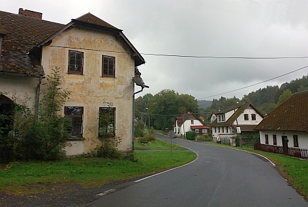 Zelená Lhota dnes (2023) - vlevo na levém snímku někdejší hostinec, na pravém cesta ke kostelu sv. Wolfganga kolem lip, zasazených roku 1854