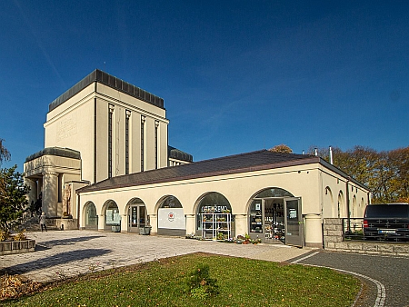 Liberecké krematorium, postavené podle projektu architekta Rudolfa Bitzana roku 1913, hraje důležitou roli v jeho textu
