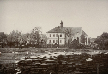 Zaniklý kostel a škola v Pleši