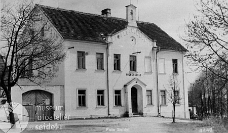 Německá škola v Lodhéřově na Seidelově pohlednici
