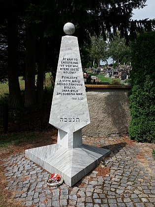 Hřbitov obětí pochodu smrti ve Volarech (viz i Wilibald Plach)