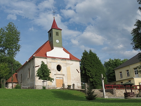 Kostel sv. Linharta v Pohorské Vsi, kde byl pokřtěn (vpravo je vidět škola)