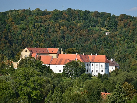 Pohled na klášter z druhého břehu řeky, samota U Hvězdáře vpravo nahoře