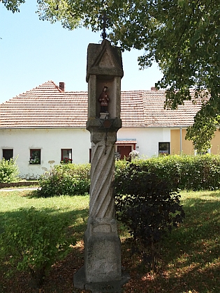 Boží muka nedaleko kostela v Kamenném Újezdě