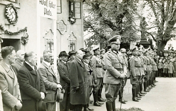 Uvítání německé armády v Poběžovicích na podzim roku 1938, pravděpodobně stojí za důstojníky ve druhé řadě