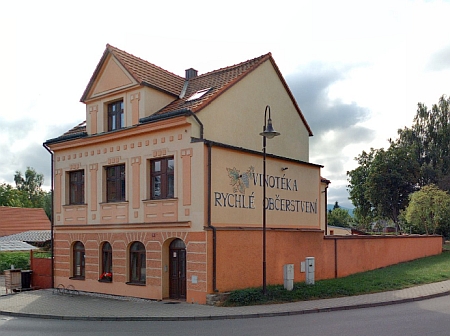 Čp. 24, které měla jeho lékárna "U Matky Boží", nese v cetnru Poběžovic tento dům v dnešní Slovanské ulici