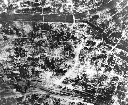 Rodný Pforzheim na staré pohlednici (kolem roku 1900) a vybombardovaný v srpnu 1946