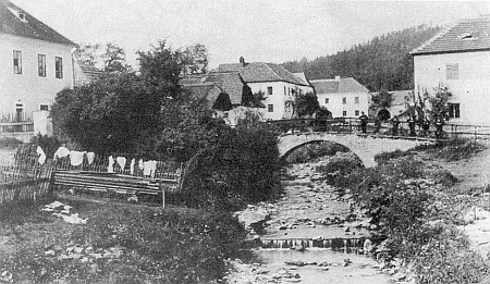 ... a na záběru Josefa Seidela také jablonecký mostek přes
Loutecký potok