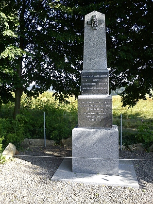 Památník zaniklých obcí, který stojí nad Oticemi, asi 3 km od místa, kde stával Jablonec