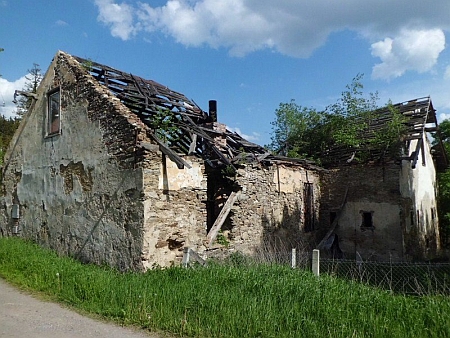 Ruiny školy na snímcích z roku 2018, dveře se zachovaly takřka nedotčené