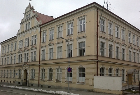 "Jubilejní" obecná a měšťanská škola císaře Františka Josefa I., postavená v letech
1908-1910, kde po léta působil, stojí dodnes na Linecké ulici v Kaplici