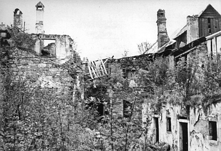 Jeho rodný dům čp. 77 v Rožmberku nad Vltavou na snímcích pořízených před rokem 1959 (nahoře), před demolicí a po zřícení štítu s atikou v roce 1962 i při pohledu z bočního traktu