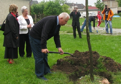 Sází v roce 2009 symbolický stromek k 750. jubileu prvé písemné zmínky o obci, v níž se narodil