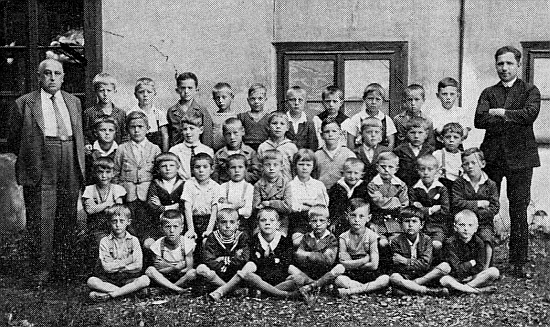 Tento snímek ho zachycuje roku 1928 stojícího vlevo se žáky 1. třídy německé obecné školy ve Vimperku, zcela vpravo stojí mladý katecheta Matschl