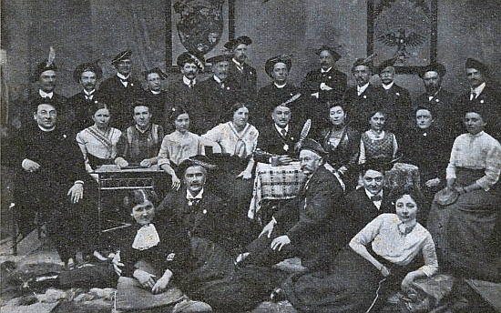 Na dvou snímcích žertovného sdružení "Krohwinklia" z let 1909 a 1913 (na horním sedí třetí zleva,
  na spodním v řadě sedících uprostřed u stolu s kostkovaným ubrusem)