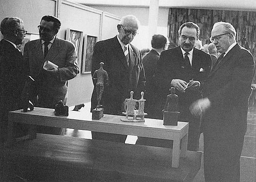 Při otevření výstavy "Mladí sudetoněmečtí umělci" ve foyer Spolkového domu (Bundeshaus) v Bonnu roku 1959 stojí druhý zprava