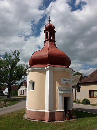 Rodný statek čp. 1 v Černěvsi a návesní kaple