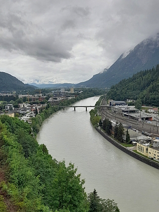 Kufstein, místní část Zell, kde zemžel, leží vpravo za nádražím