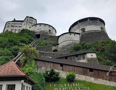 Kufstein, místní část Zell, kde zemžel, leží vpravo za nádražím