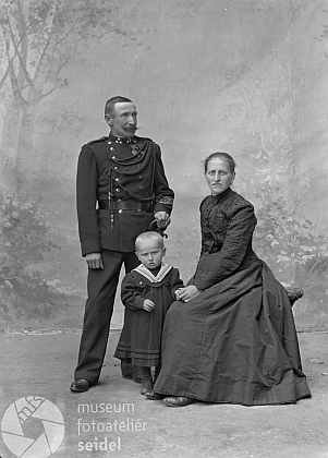 S otcem a maminkou na snímku datovaném 19. července 1903, kdy mu byly dva roky