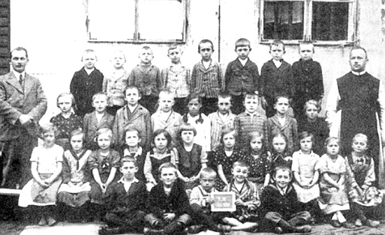 Školní fotografie z Rychnova u Nových Hradů ročníku narození 1928/29, mězi dětmi je tedy pravděpodobně i ona