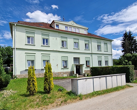 Někdejší rychnovská škola a kostel sv. Jiljí