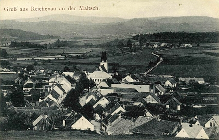Stará pohlednice zachycuje jeho rodné městečko někdy kolem roku 1924