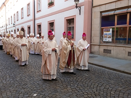 Slavnostní svěcení zatím posledního českobudějovického biskupa Vlastimila Kročila 13. června 2015 - průvod před biskupskou rezidencí