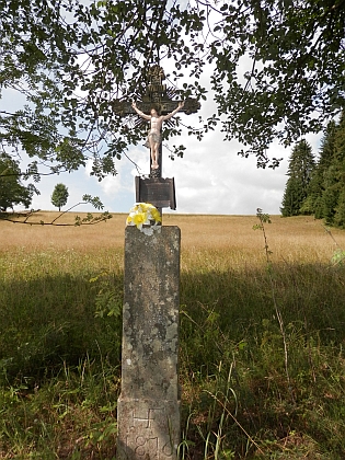 Obnovený křížek u zaniklého Dolního Markschlagu (Dolní Hraničné)
