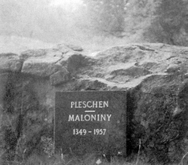 Pamětní deska s letopočty 1349-1957 upomínala na někdejší Malonín (na chybu v psaní českého místního jména zřejmě nikdo tvůrce desky neupozornil), který je poprvé právě roku 1349 zmiňován opravdu jako "villa Plesche" - autor následujících snímků z roku 2014 ovšem pamětní desku hledal marně