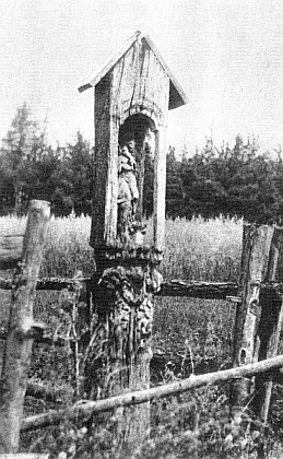 Boží muka z jednoho kusu dřeva u někdejšího Havraního mlýna (Rabenmühle) blízko Chlupaté vsi se soškou sv. Jana Nepomuckého, ...