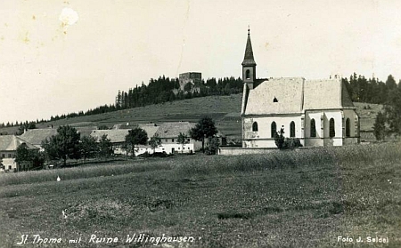 Kostel sv. Tomáše s Vítkovým Kamenem na pohlednici Josefa Seidela...