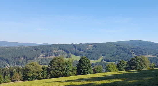 Pohled z Klostermannovy vyhlídky u Srní směrem na Svojše