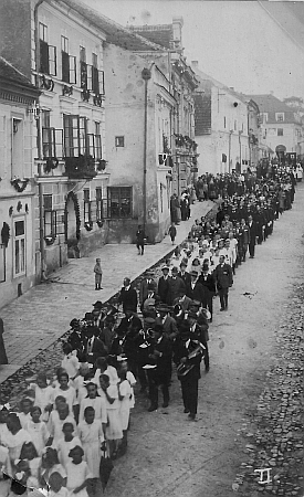 Další dva meziválečné, ale s válkou spojené snímky - svěcení zvonů v Nových Hradech roku 1925