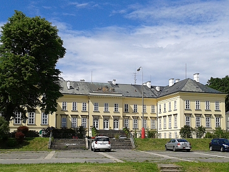 Opravené objekty "starého hradu" i "nového zámku" v Nových Hradech na snímcích z roku 2016