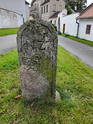 Hraniční kámen krumlovského a zlatokorunského panství stával kdysi na svahu Kleti, v současnosti je umístěný v areálu bývalého kláštera ve Zlaté Koruně
