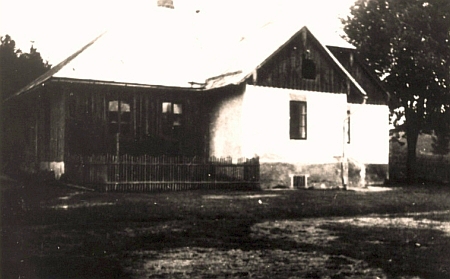 Jednotřídka v jeho rodném Velkém Boru na stavení čp. 72