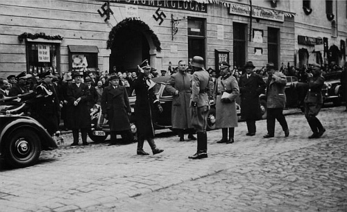 Osudové scény z roku 1938: před prachatickým hostincem "Zur Säumerglocke" (tj. "U Soumarského zvonu"), o němž je také zmínka v Scheuově textu - v okně vedle vrat lze při větším rozlišení snímku přečíst nápis "Ein Reich - Ein Volk -Ein Führer"