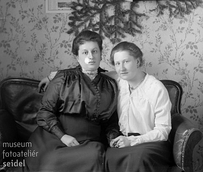 Syn Johann, snacha Ida, roz. Chumová, a vnučka v roce 1916 na snímcích z fotoateliéru Seidel