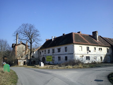 Hospodářský dvůr Plavnice u Kamenného Újezda, kde působil jeho otec (viz i Gottfried Uhlig), ...