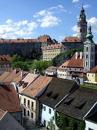 Dům čp. 111 na českokrumlovském Parkánu, ve kterém nějaký čas bydlila Egonova matka (narodila se jinak v Rybářské ulici), s růžovou fasádou, který tu vlevo dole mírně vystupuje z řady (viz i Erwin Osen) - byt v tomto domě, patřícím obchodníku s kůžemi Fritzi Blochovi, sehnal pro umělcovu matku a také jeho kolegy v roce 1911 českokrumlovský gymnazista Willi Lidl, Schiele se sem měl s Wally Neuzilovou stáhnout ze zahradního domku při mostu u staré střelnice - na současném snímku a na akvarelu z roku 1910, který Schiele nazval Domy na Vltavě, tady je zcela napravo zachycen od řeky