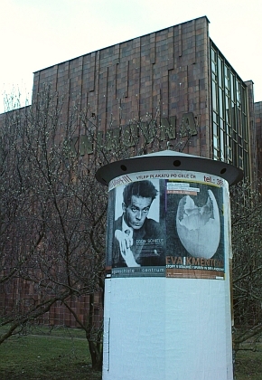 Na plakátě Egon Schiele Art Centrum v Českém Krumlově na českokrumlovské ulici a před budovou Jihočeské vědecké knihovny v Českých Budějovicích