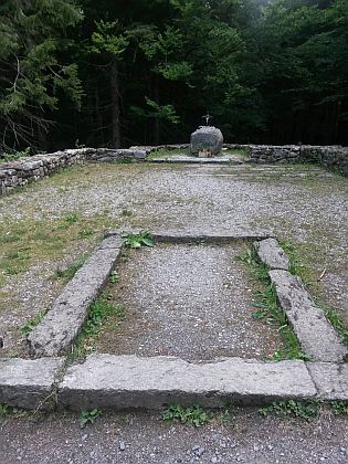 V roce1896 založil komitét pro novostavbu Hauswaldské kaple (Hauswaldkapelle), ze které dnes zbývají pietně obnovené základy (viz i Karl Klostermann a Franka Woraczová)