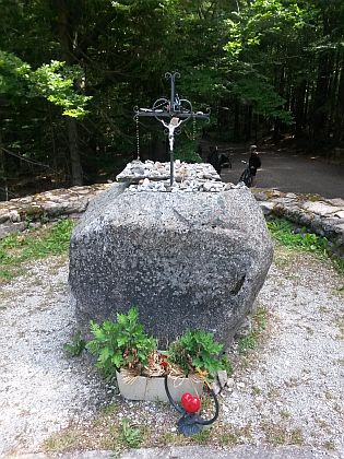 V roce1896 založil komitét pro novostavbu Hauswaldské kaple (Hauswaldkapelle), ze které dnes zbývají pietně obnovené základy (viz i Karl Klostermann a Franka Woraczová)